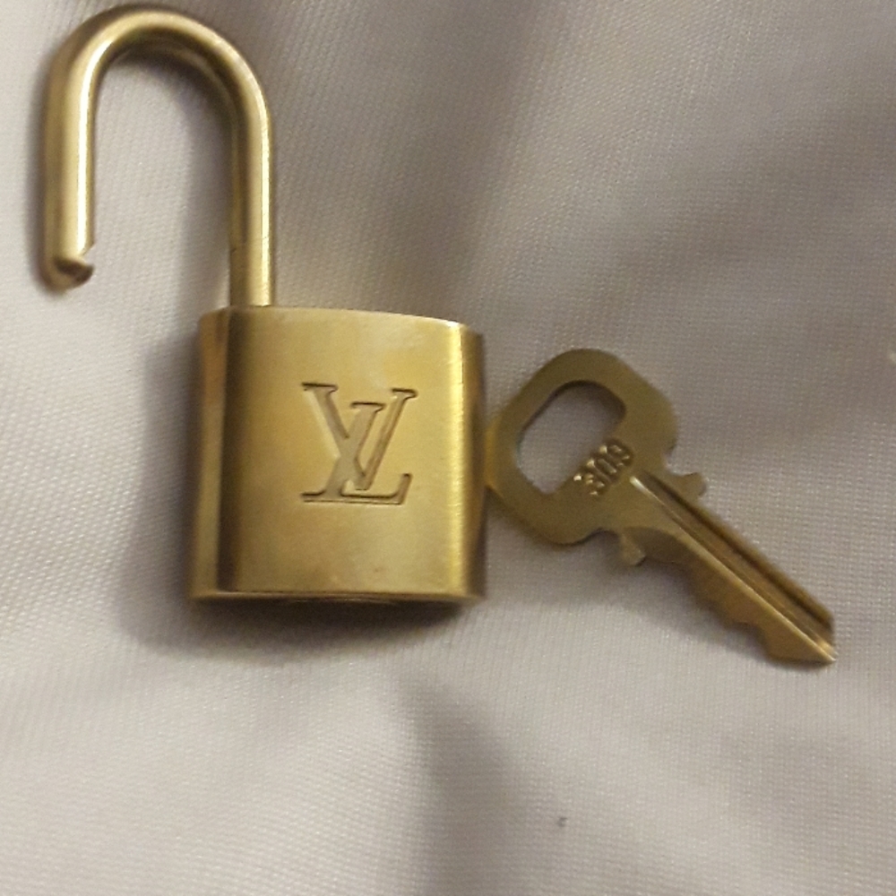 309 louis Vuitton lock and key working order.